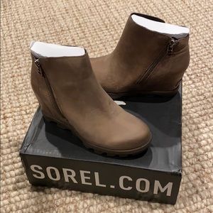 Sorel Joan of Arctic Wedge II Zip ankle bootie 8.5
